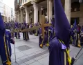 Procesi�n de Semana Santa en Espa�a con paso y nazarenos recorriendo una calle hist�rica.