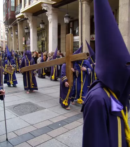 Procesi�n de Semana Santa en Espa�a con paso y nazarenos recorriendo una calle hist�rica.