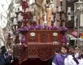 Procesi�n de Semana Santa atravesando la Plaza Mayor de Madrid.