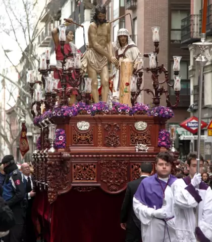 Procesi�n de Semana Santa atravesando la Plaza Mayor de Madrid.