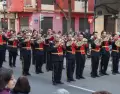 Procesi�n de la Semana Santa Marinera recorriendo una calle de Valencia con casas coloridas y p�blico observando.