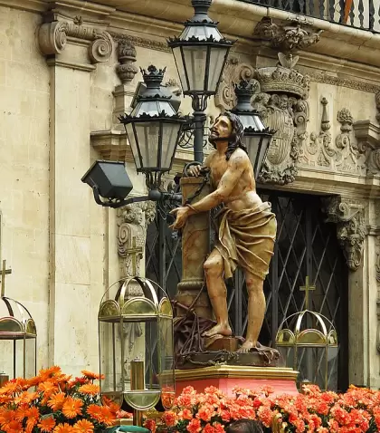 Procesi�n de Semana Santa en Palma de Mallorca frente a la Catedral.