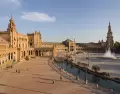 Plaza de Espa�a en Sevilla durante marzo con ambiente primaveral.