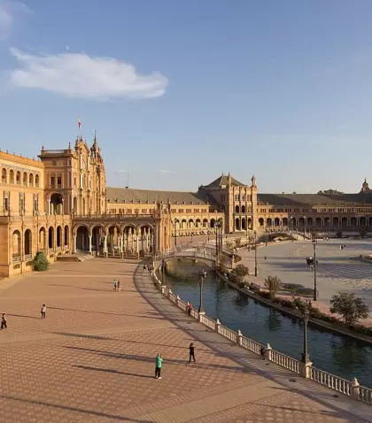 Plaza de Espa�a en Sevilla durante marzo con ambiente primaveral.
