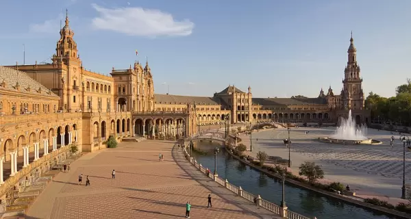 Plaza de Espa�a en Sevilla durante marzo con ambiente primaveral.