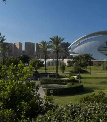 Vista del Jard�n del Turia con la Ciudad de las Artes y las Ciencias al fondo en un d�a luminoso de primavera.