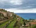 Sendero panor�mico en la Serra de Tramuntana con vistas al Mediterr�neo en un d�a luminoso.