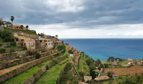 Sendero panor�mico en la Serra de Tramuntana con vistas al Mediterr�neo en un d�a luminoso.