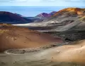 Paisaje volc�nico del Parque Nacional de Timanfaya con monta�as de lava.