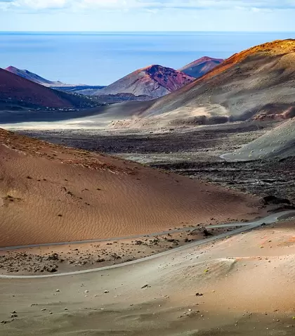 Paisaje volc�nico del Parque Nacional de Timanfaya con monta�as de lava.