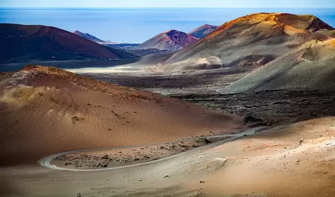 Paisaje volc�nico del Parque Nacional de Timanfaya con monta�as de lava.
