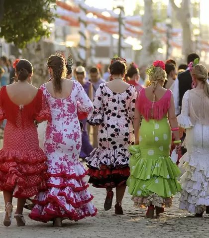 Sevilla en abril con ambiente festivo.