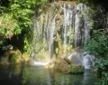 Salto del Mol� dels Murris, cerca de la localidad de Les Planes d'Hostoles, rodeado de vegetaci�n.