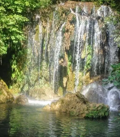 Salto del Mol� dels Murris, cerca de la localidad de Les Planes d'Hostoles, rodeado de vegetaci�n.