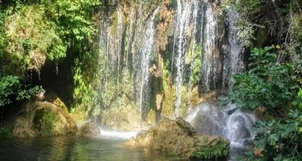 Salto del Mol� dels Murris, cerca de la localidad de Les Planes d'Hostoles, rodeado de vegetaci�n.