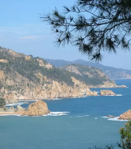Cala de aguas turquesas en la Costa Brava en un d�a de primavera.