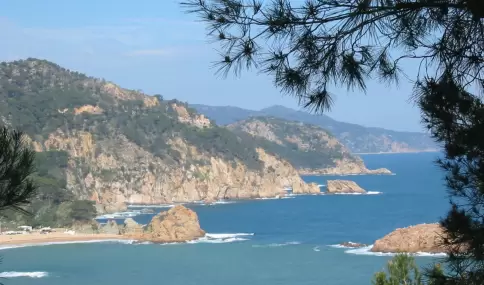 Cala de aguas turquesas en la Costa Brava en un d�a de primavera.