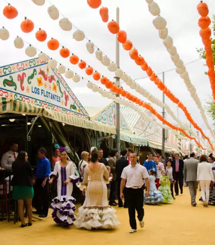 Feria de Abril en Andaluc�a, Espa�a, con sus tradicionales casetas donde se disfrutan platos de pesca�to frito, jam�n y vasos de rebujito.