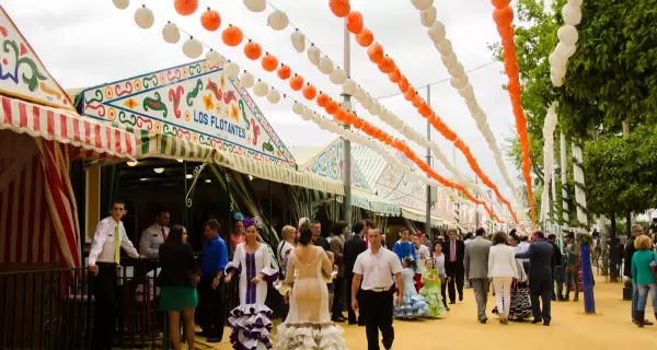Feria de Abril en Andaluc�a, Espa�a, con sus tradicionales casetas donde se disfrutan platos de pesca�to frito, jam�n y vasos de rebujito.
