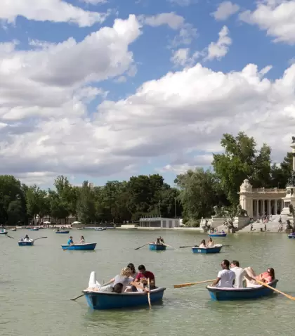 Parque del Retiro en Madrid, uno de los espacios naturales para realizar actividades al aire libre en primavera.