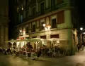 Terraza en Barcelona con mesas al aire libre.