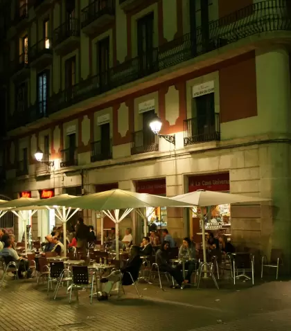 Terraza en Barcelona con mesas al aire libre.