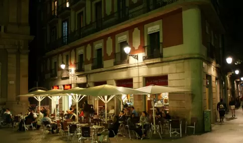 Terraza en Barcelona con mesas al aire libre.