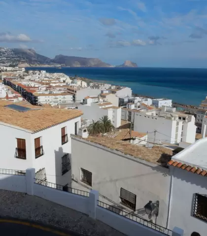 Vista del casco antiguo de Altea con el mar al fondo y luz c�lida de primavera.