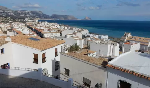 Vista del casco antiguo de Altea con el mar al fondo y luz c�lida de primavera.