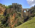 Vista panor�mica de Ronda con el Puente Nuevo rodeado de vegetaci�n verde en primavera.