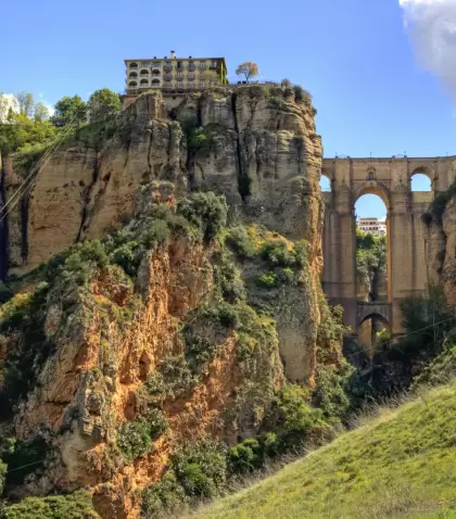 Vista panor�mica de Ronda con el Puente Nuevo rodeado de vegetaci�n verde en primavera.