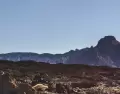 Vista del Teide con cielo despejado y paisaje volc�nico en primer plano en un d�a soleado de primavera.