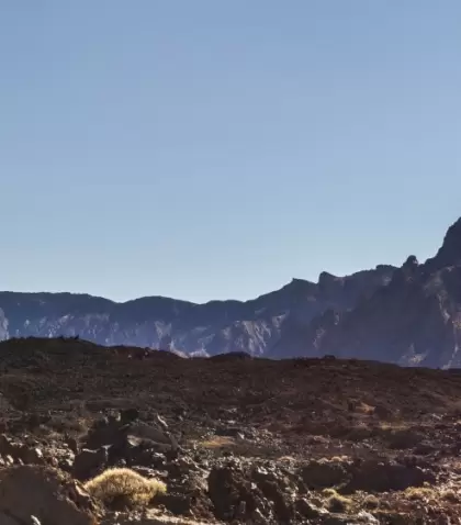 Vista del Teide con cielo despejado y paisaje volc�nico en primer plano en un d�a soleado de primavera.