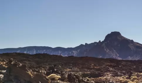 Vista del Teide con cielo despejado y paisaje volc�nico en primer plano en un d�a soleado de primavera.