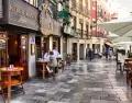 Tapas, bebidas y mesas al aire libre al caer la tarde: una postal cl�sica de Granada en primavera.