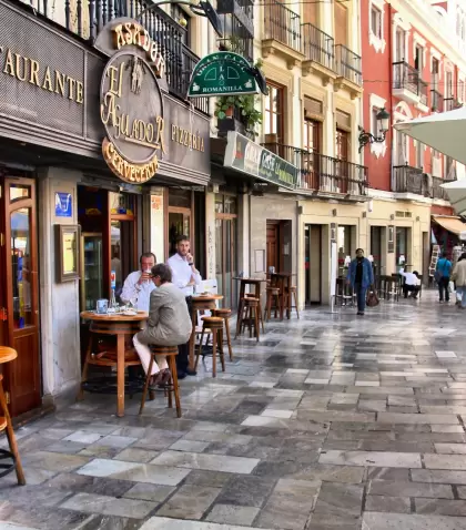 Tapas, bebidas y mesas al aire libre al caer la tarde: una postal cl�sica de Granada en primavera.