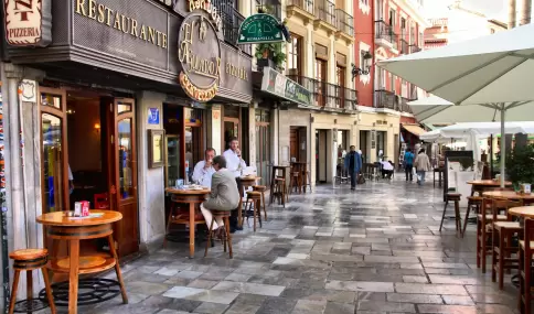 Tapas, bebidas y mesas al aire libre al caer la tarde: una postal cl�sica de Granada en primavera.