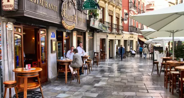 Tapas, bebidas y mesas al aire libre al caer la tarde: una postal cl�sica de Granada en primavera.