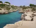 Cala'n Brut, en Menorca, muestra en abril su versi�n m�s serena: acantilados de roca clara, aguas turquesas y silencio antes del verano.