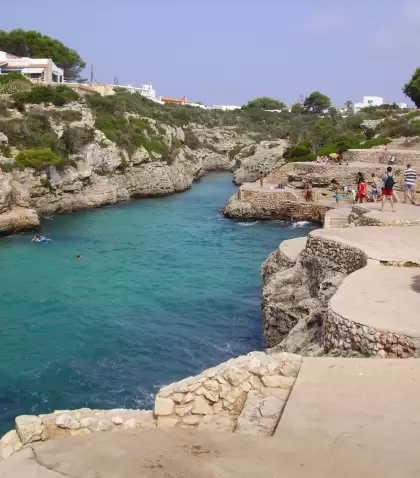 Cala'n Brut, en Menorca, muestra en abril su versi�n m�s serena: acantilados de roca clara, aguas turquesas y silencio antes del verano.