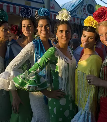 En la Feria de Abril, el flamenco marca el pulso: baile, m�sica y tradici�n que se viven de forma espont�nea en cada caseta.