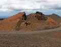 Sendero volc�nico en Lanzarote con sus caracter�sticos cr�teres y paisaje �rido.
