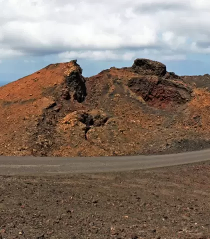 Sendero volc�nico en Lanzarote con sus caracter�sticos cr�teres y paisaje �rido.