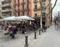Terraza en una plaza de Gr�cia con mesas al aire libre y ambiente tranquilo.