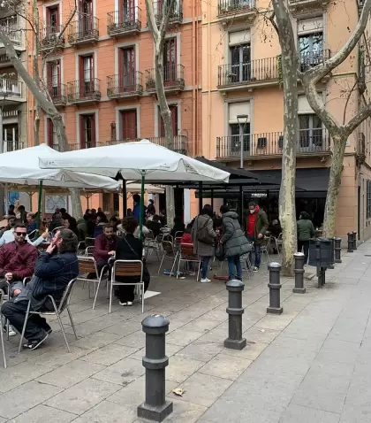 Terraza en una plaza de Gr�cia con mesas al aire libre y ambiente tranquilo.