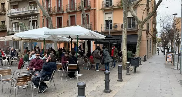 Terraza en una plaza de Gr�cia con mesas al aire libre y ambiente tranquilo.