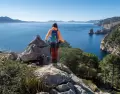 Sendero en la Serra de Tramuntana con vegetaci�n y vistas al mar en primavera.