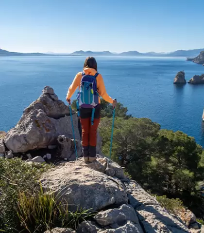 Sendero en la Serra de Tramuntana con vegetaci�n y vistas al mar en primavera.