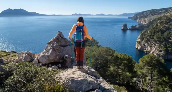Sendero en la Serra de Tramuntana con vegetaci�n y vistas al mar en primavera.