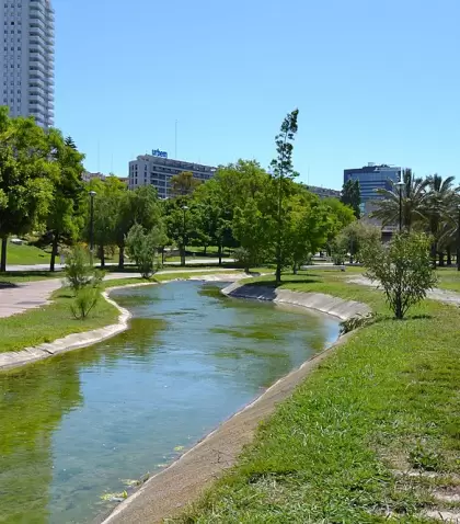 Paseo por el Jard�n del Turia en Valencia.